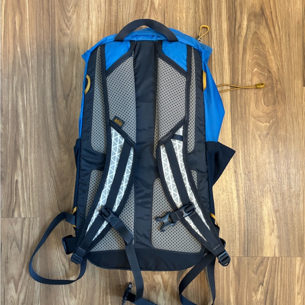REI Flash 22 Blue Backpack - Picture 2 of 4